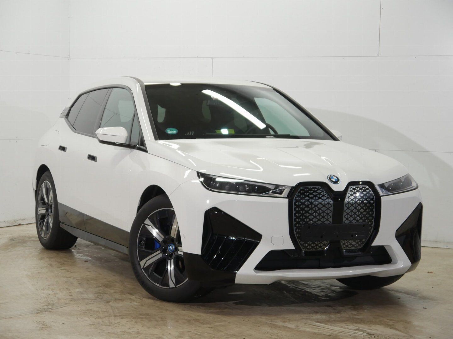 BMW iX xDrive 40 ALPINE WHITE (LHD) 08/2023