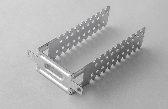 Staffa universale da 3 a 12 cm  sp. 8 conf. da 100 pezzi