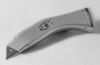 CUTTER "MAXI" SUPERPROFESSIONALE IN ACCIAIO A LAMA TRAPEZOIDALE RETRATTILE