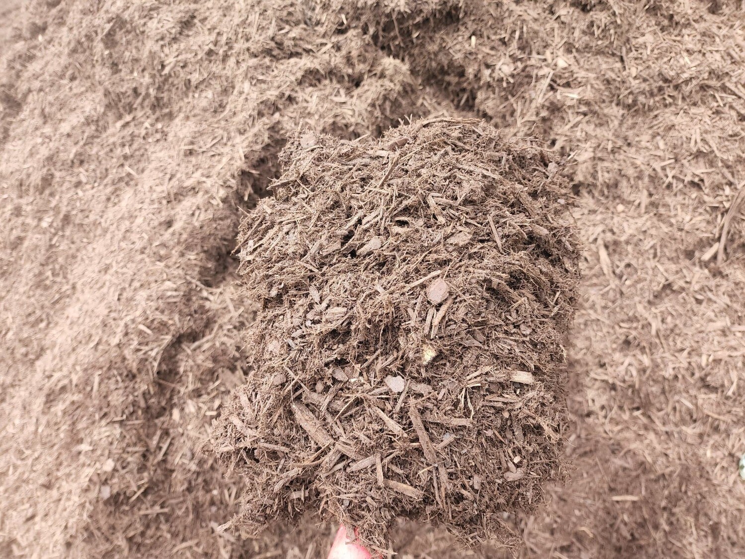 Walnut Colorized Hardwood Mulch 1 Yard