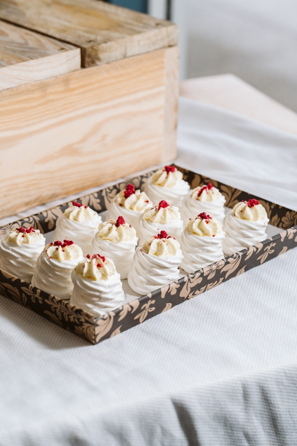 Meringues with Fresh Cream (Low Gluten*)