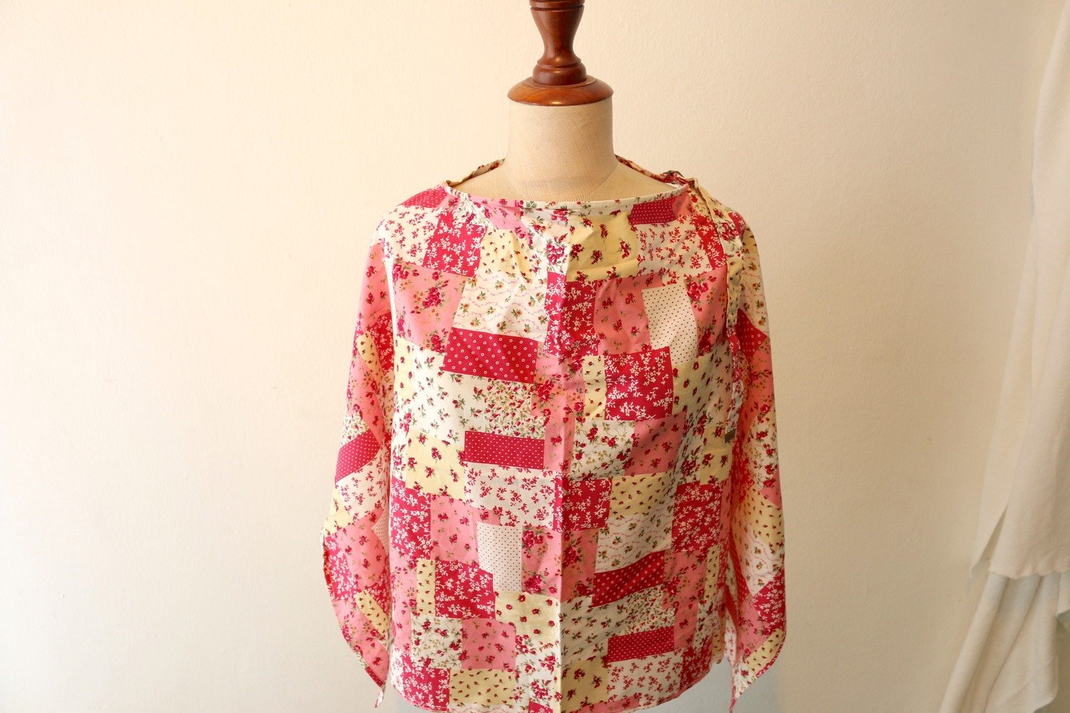 EVERYDAY SALE. Tiny Tapir Nursing Cover - Pink blossom. FREE 2x Teething bling.