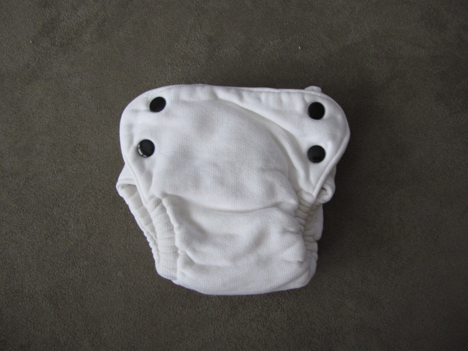 Everyday SALE. 1x pc. Dream Eze Diaper size S (come with insert attached onto the diapers.) Color Vanilla ONLY.