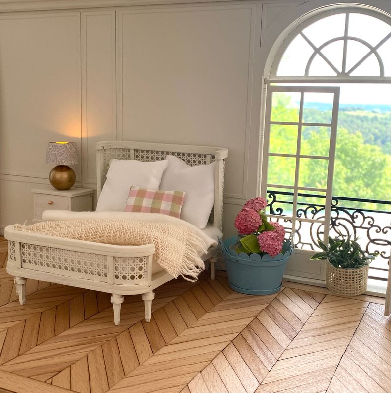 French Queen's Cane Weave Bed - Optional: Nightstand– 1-12 scale DIY kit for your dollhouse