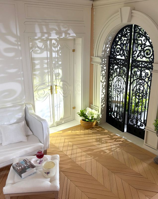 The Baroque Apartment Wall with decorated double doors, door handles and wall moulding 1:6 scale DIY-Kit