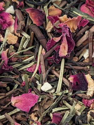 A mix of green tea, twig tea, golden tea, rose petals, and orange peel – lightly dusted with vanilla powder.