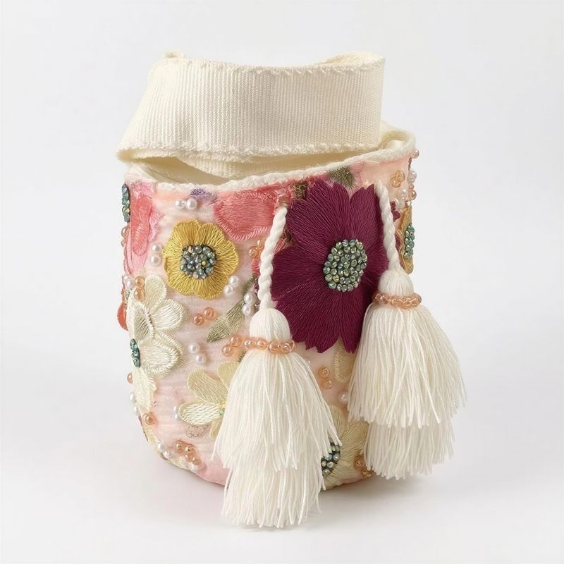 Mini mochila recamada de flores