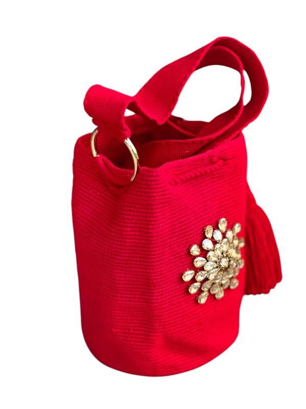 Mochila mediana, flor murano bordada y argolla dorada.