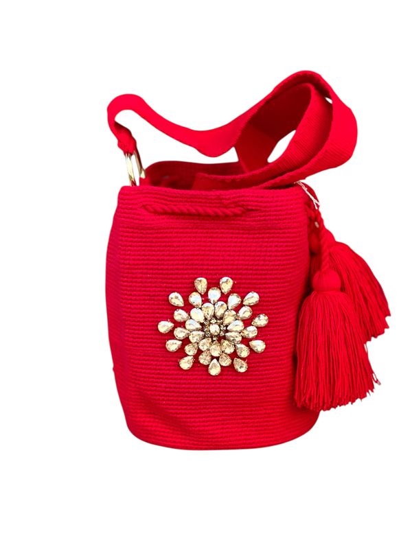 Mochila mediana, flor murano bordada y argolla dorada.