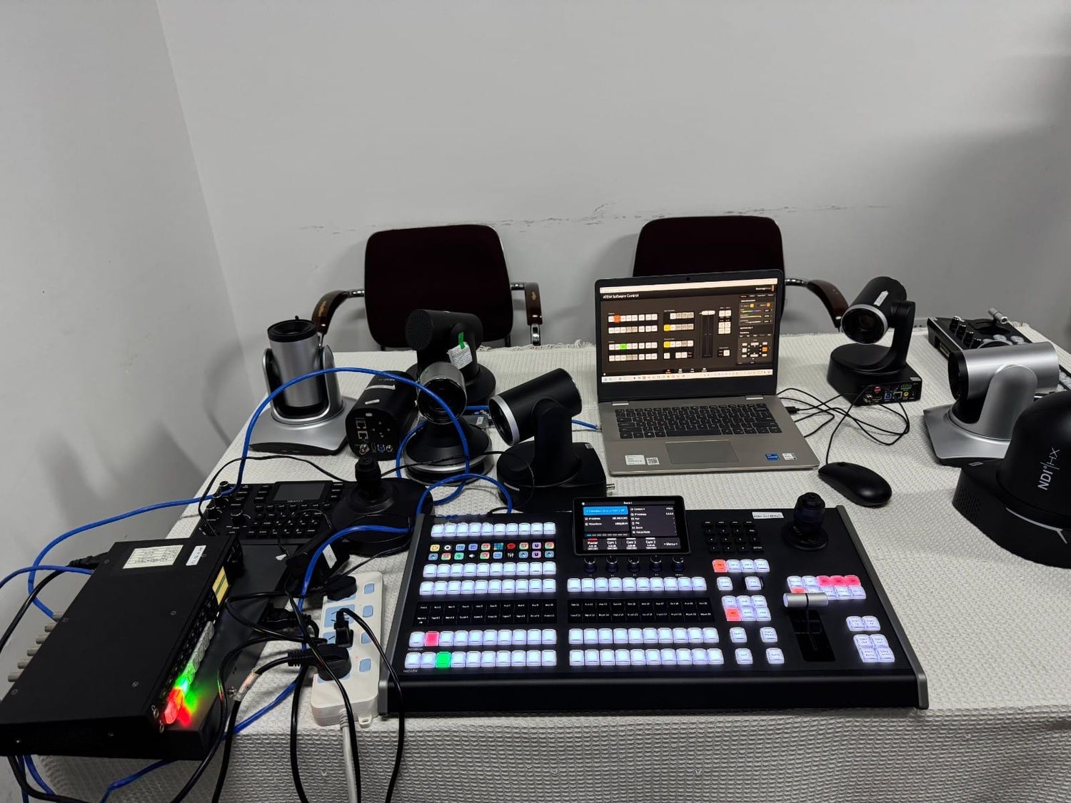 Advanced professional control panel compatible with ATEM, vMix, and OBS Studio, featuring built-in PTZ camera control and an expanded set of illuminated buttons. Designed for demanding live production environments, it offers a compact yet powerful layout with intuitive operation. Ideal for technical directors and content creators who need precise switching, PTZ camera movements, and full control over complex video workflows. Seamlessly integrates with multicam switchers and streaming platforms, providing reliable connectivity for professional AV productions.