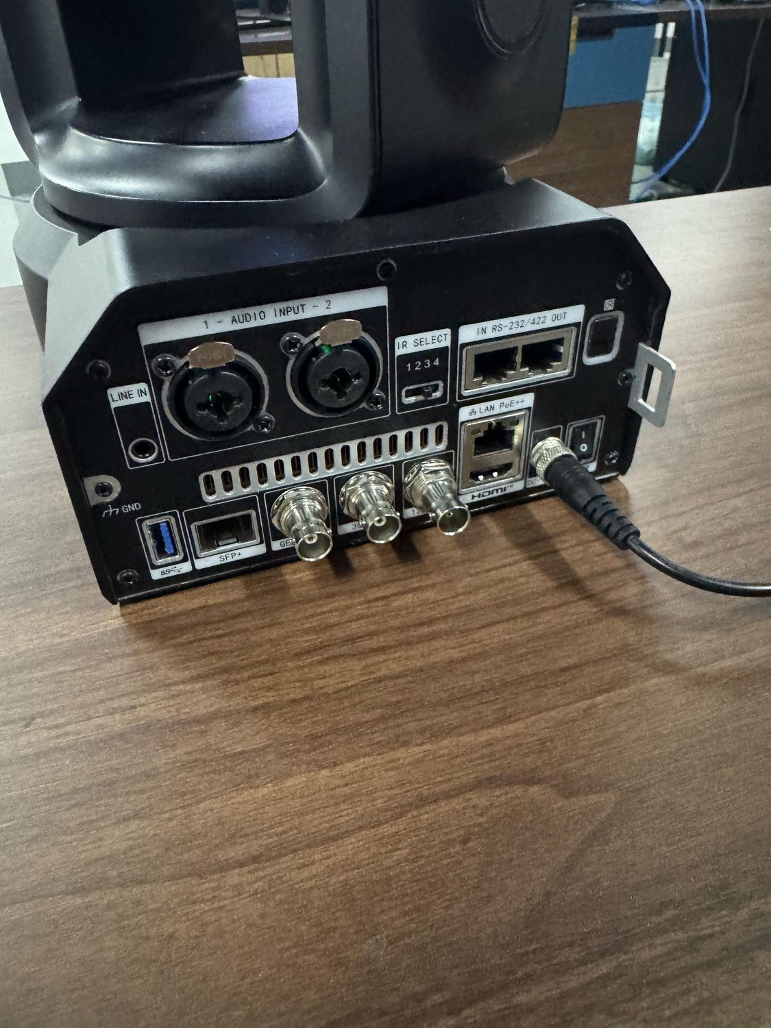 HDMI Interface	1 Line, HDMI：Version2.0
SDI Interface	1 Line, 3G-SDI
2 Line, 12G-SDI
USB Interface	1 Line, USB3.0, Type-A Socket
1 Line, UVC, Type-B Socket
Network Interface	1 Line, RJ45：1000M adaptive Ethernet port
Audio Interface	1 Line, Line In,3.5mm audio port
2 Line, AUDIO INPUT, XLR audio port
Serial Interface	1 Line, RS232 IN/OUT, up to 30 meters, VISCA/Pelco-D/Pelco-P protocol
1 Line, RS422, up to 1200 meters, VISCA/Pelco-D/Pelco-P protocol
Power Interface	IEC 60130-10 Type A
General Specifications
Tally Light	Support
Input Voltage	DC 12V
Input Current	Max.1.3A
Power Consumption	Max.15.6W
