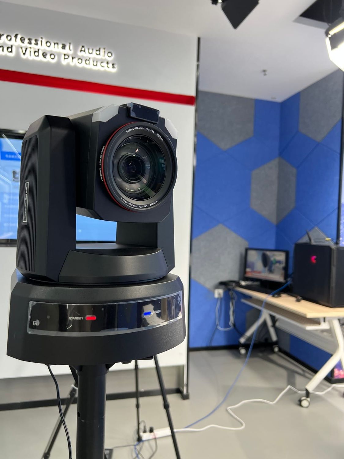 PTZ VX90 CAMERA, Sensor 4/3" CMOS AI Framing.