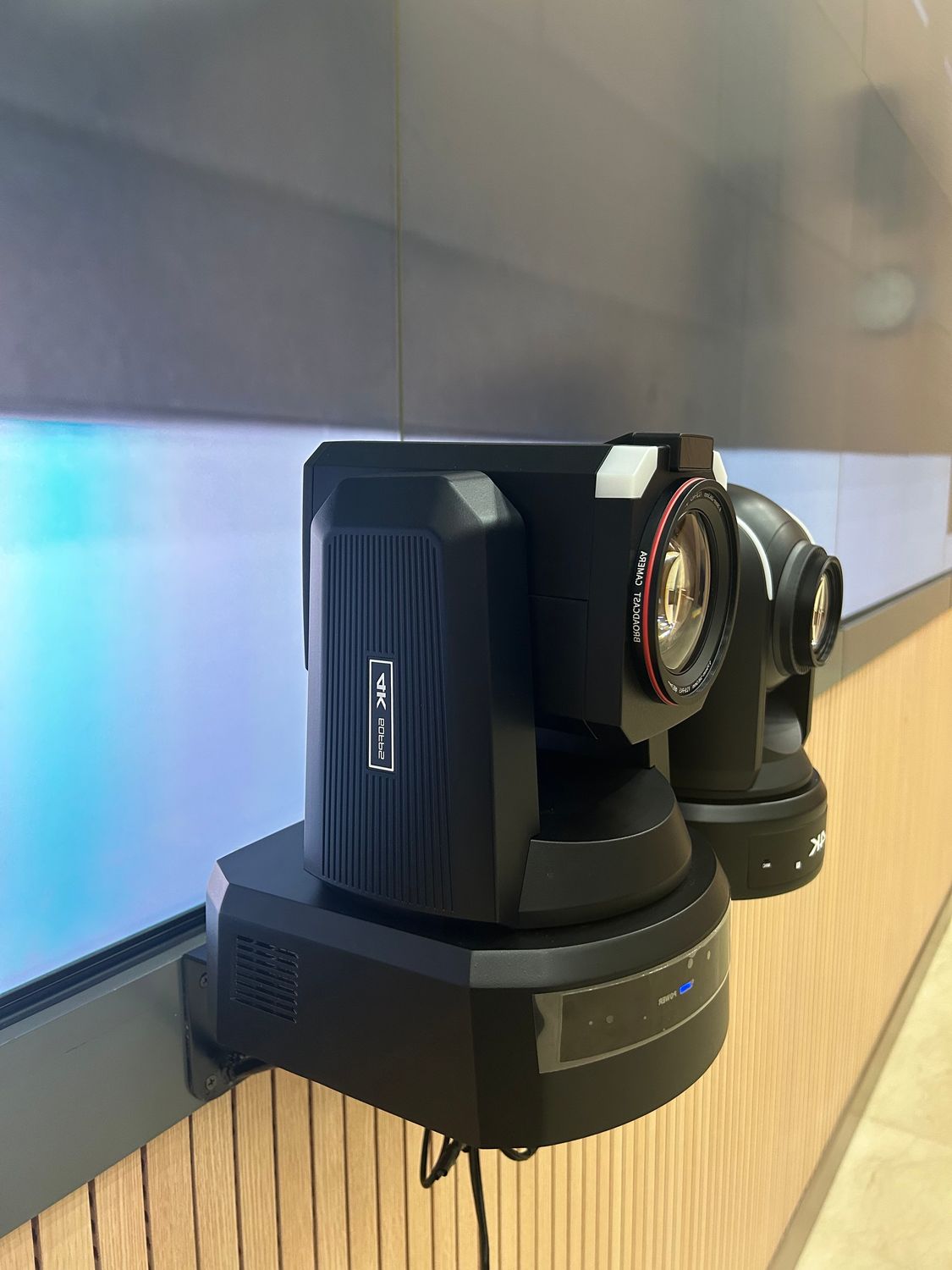 PTZ VX90 CAMERA, Sensor 4/3" CMOS AI Framing.