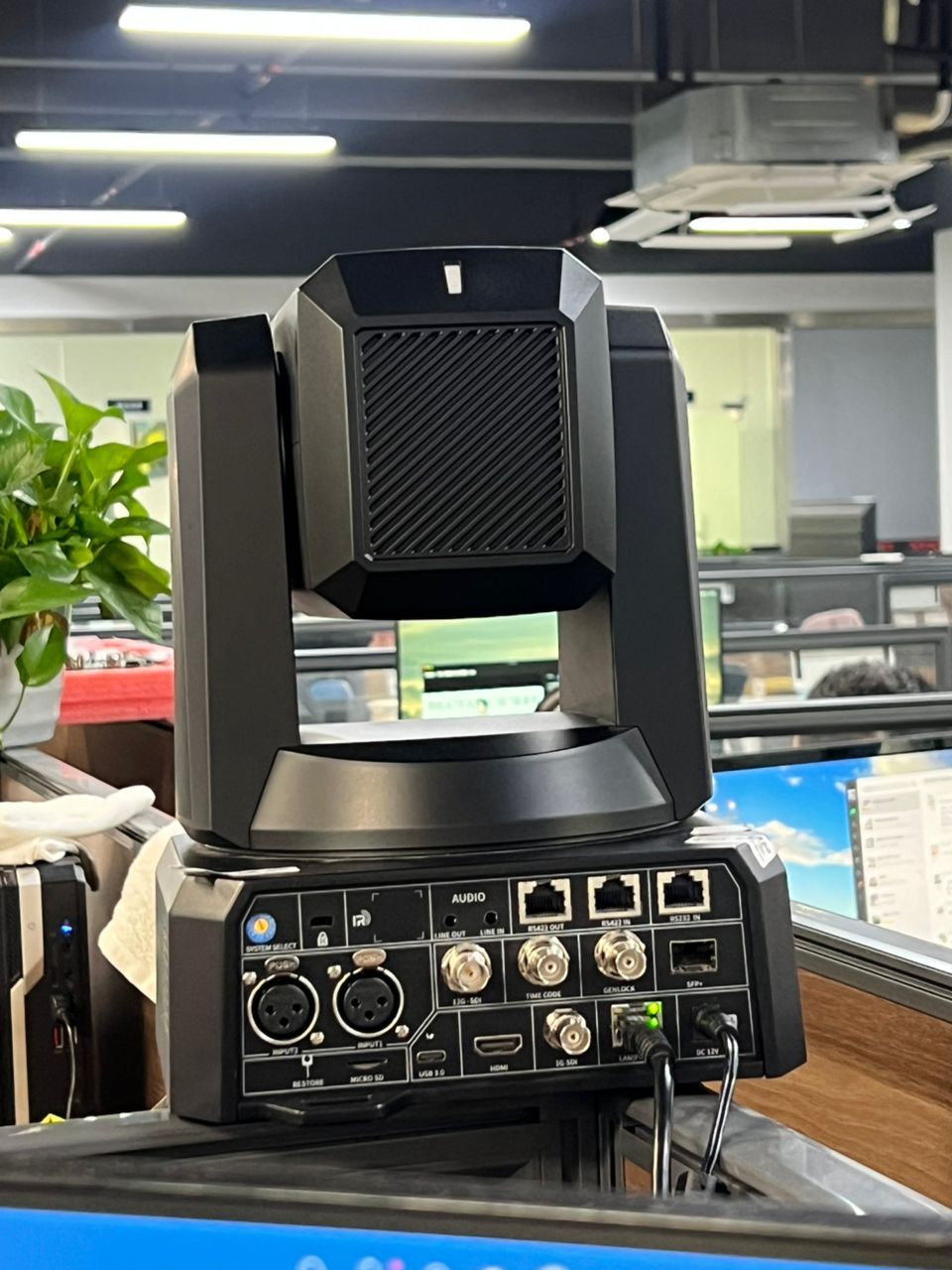 PTZ VX90 CAMERA, Sensor 4/3" CMOS AI Framing.