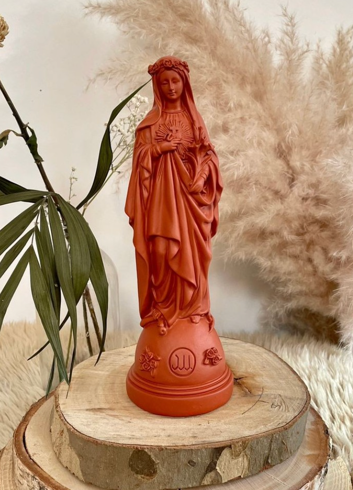 Statuette Marie aux fleurs Brique