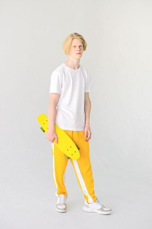 EXEMPLE. Pantalon jaune brillant