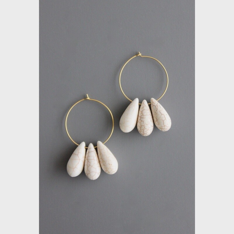 BKNE17 White Magnesite Hoop Earrings