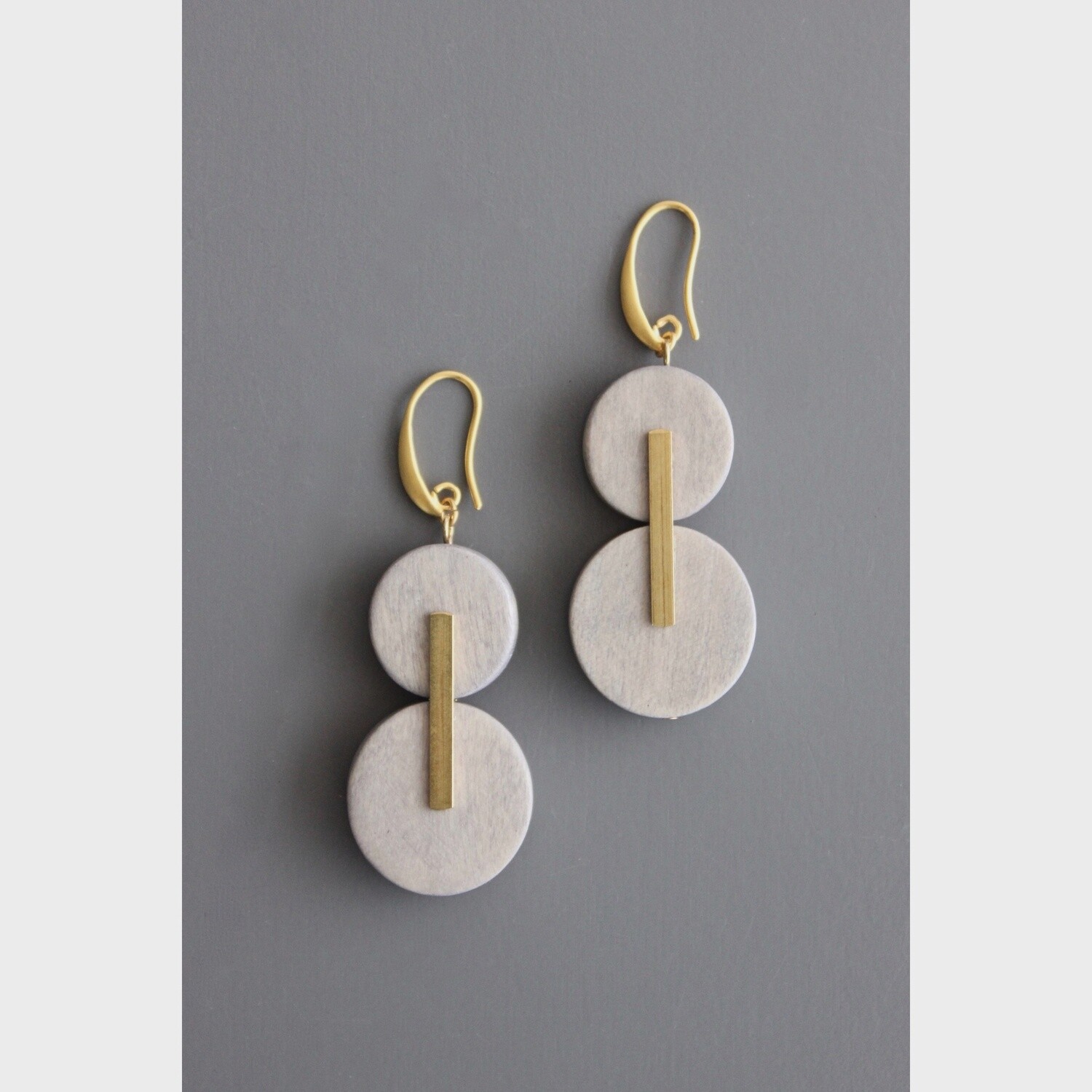 BKNE22 Gray wood and brass earrings