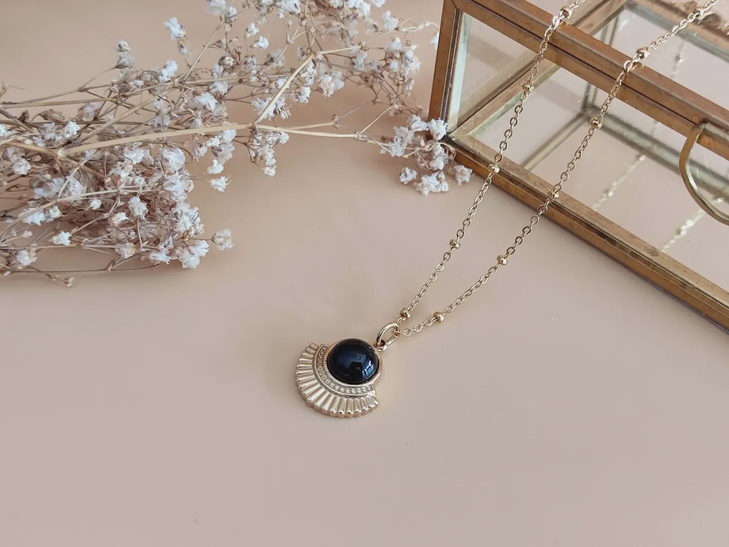 L&#39;Héroïque black agate pendant necklace