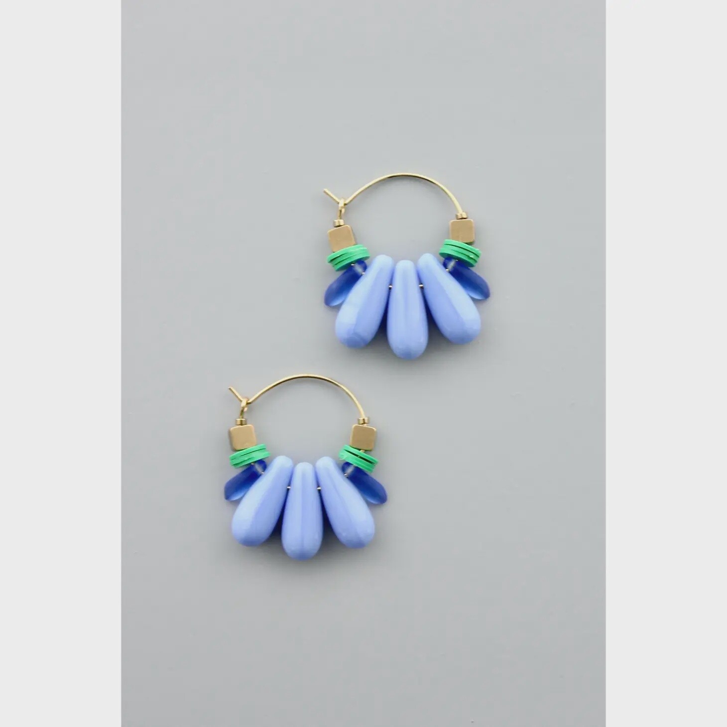 GNDE05 lavender glass and green hoop earrings