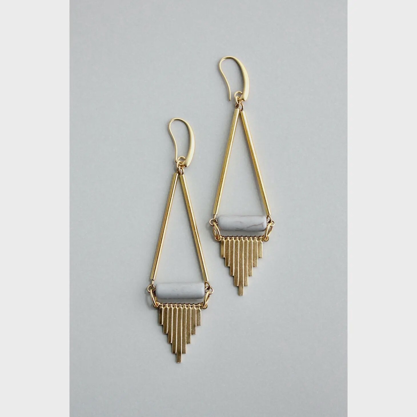 GNDE112 gray and brass geometric earrings