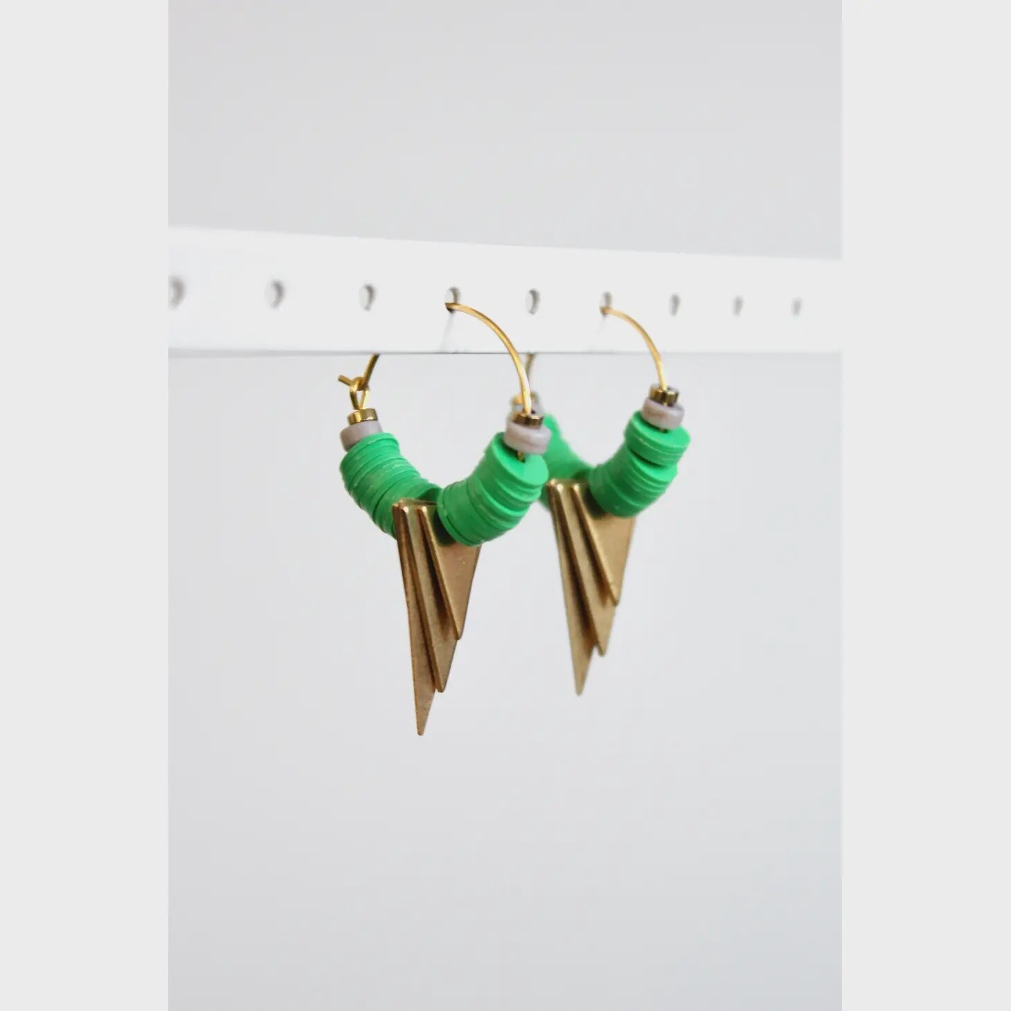 GNDE13 green and brass hoop earrings