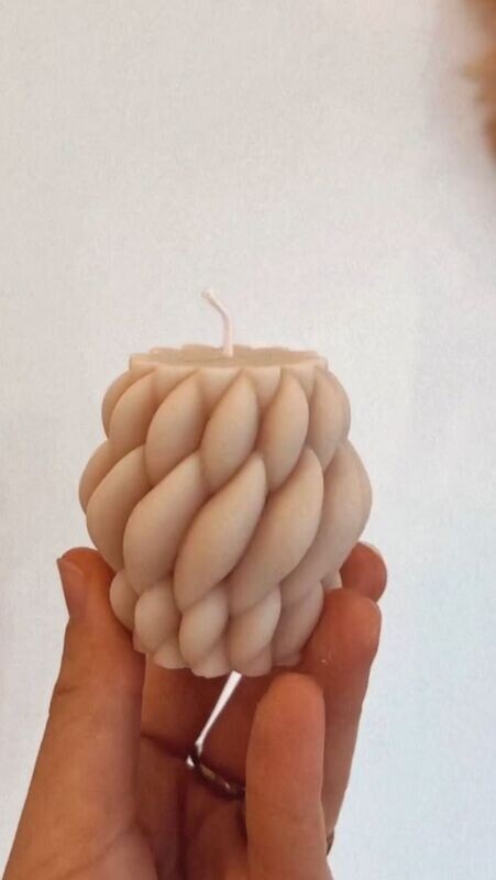 Handgemaakte Twist kaars (beige)