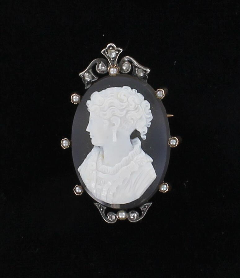 9KT/SILVER AGATE CAMEO WITH PEARL AND ROSE CUT DIAMONDS, CIRCA 1900