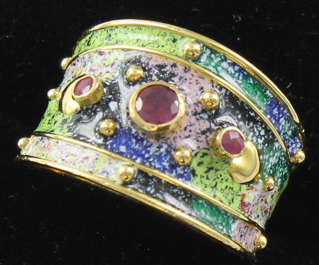 18KT "CIGAR BAND" STYLE ENAMEL AND RUBY RING