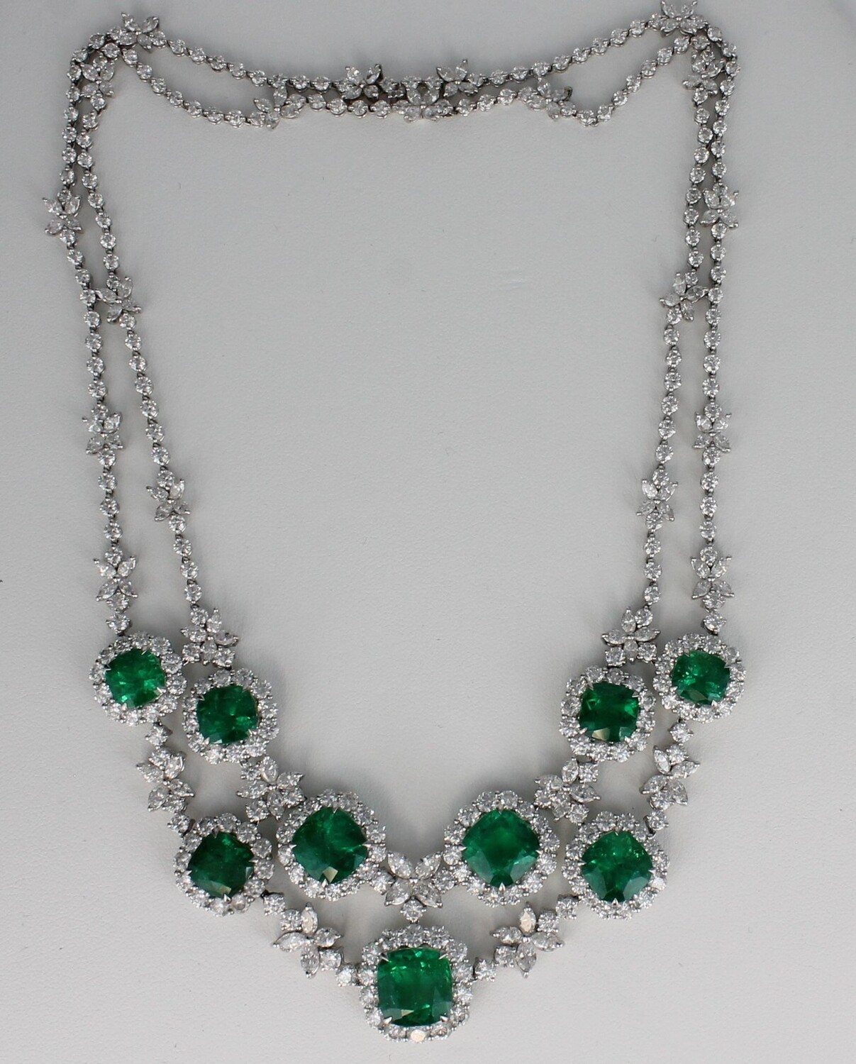 18KT WHITE GOLD NECKLACE WITH 31.7 CT TW EMERALDS & 20.0 CT TW DIAMOND NECKLACE