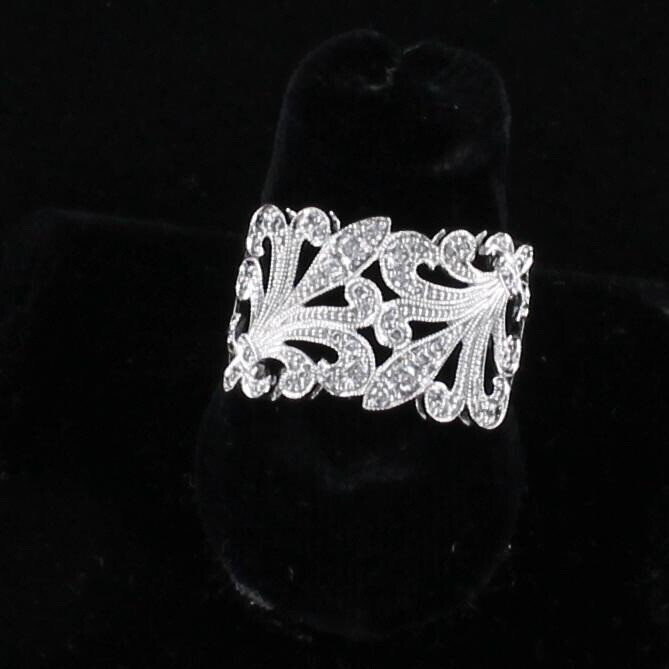 14KT WHITE GOLD DIAMOND BAND