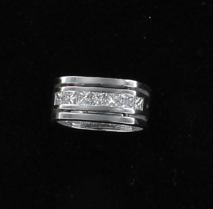 18KTW 1.25 CT TW PRINCESS CUT DIAMOND BAND 18KTW 1.25 CT TW PRINCESS CUT DIAMOND BAND