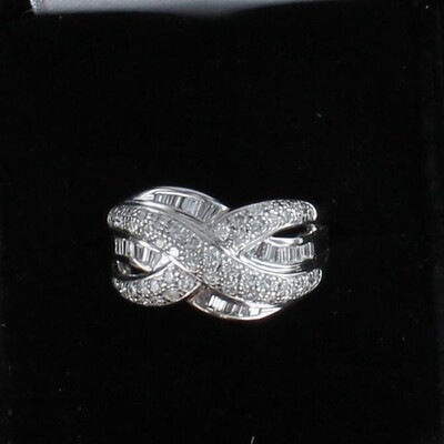 14KTW .93 CT TW ROUND AND BAGUETTE DIAMOND RING 14KTW .93 CT TW ROUND AND BAGUETTE DIAMOND RING