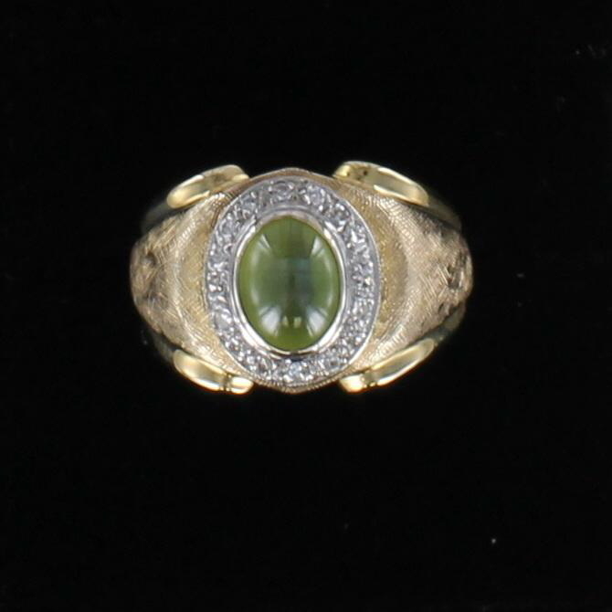 18KT RING WITH CAT'S EYE AND DIAMONDS