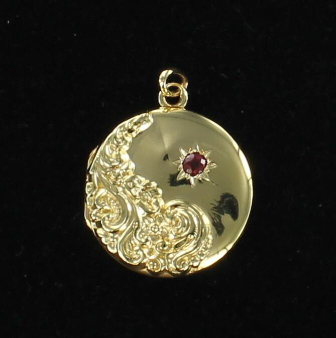 14KTY GARNET LOCKET