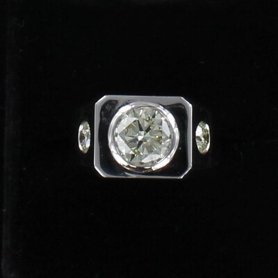 14KTW 3.06 CT ROUND BRILLIANT CENTER DIAMOND WITH 1.01 CT TW SIDE DIAMOND RING