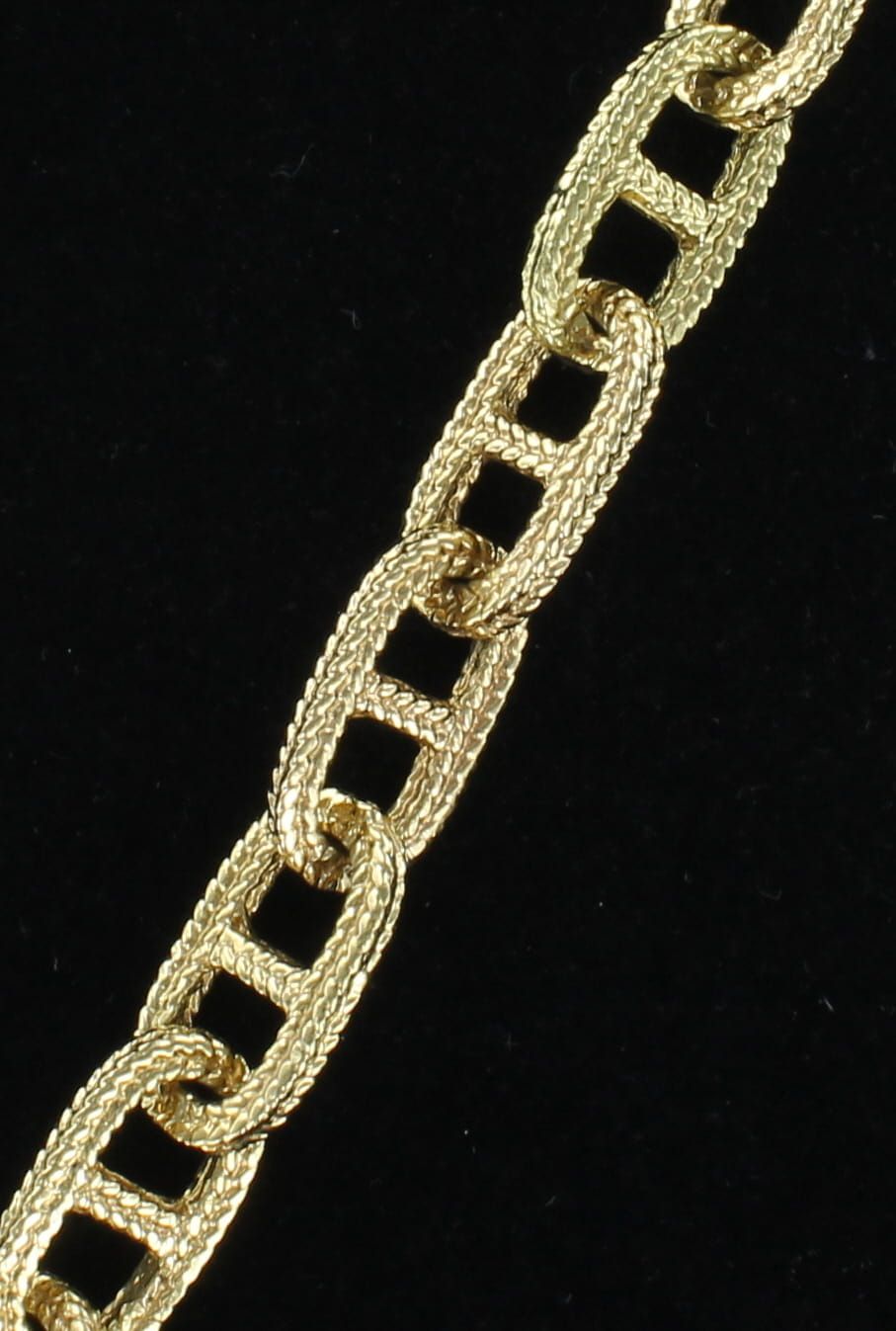18KTY TEXTURED LINK BRACELET WITH TOGGLE