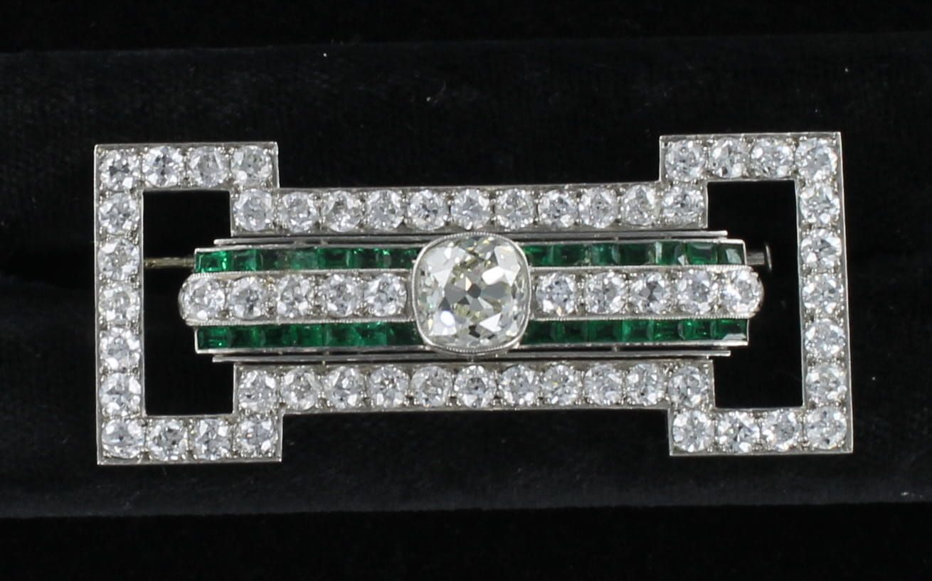 PLATINUM ART DECO 2.54 CT OLD EUROPEAN CUT CENTER DIAMOND WITH EMERALDS AND DIAMONDS PIN