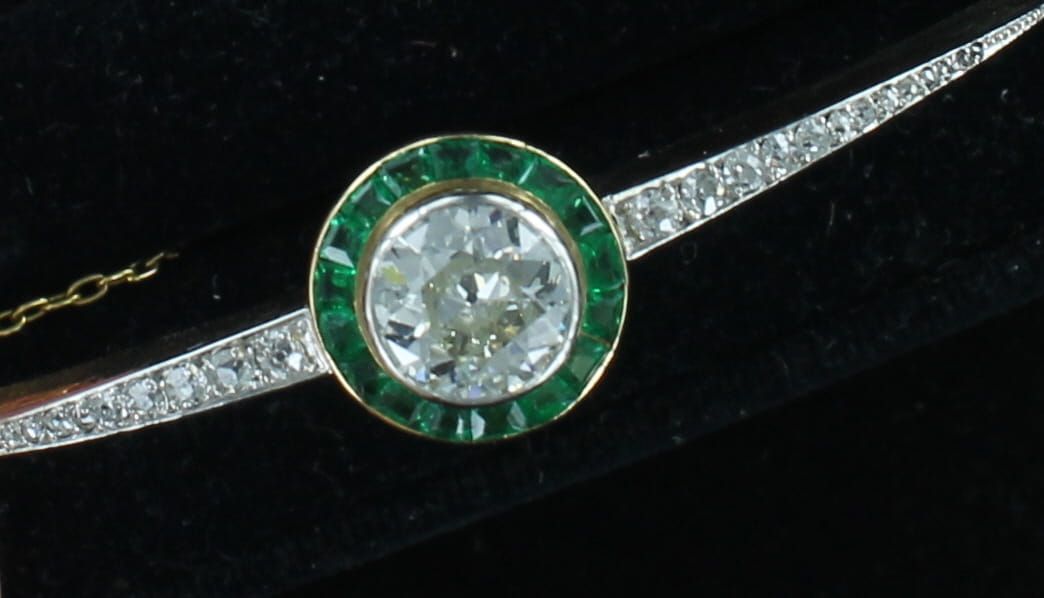 18KTY 2.50 CT OLD EUROPEAN CUT DIAMOND SURROUNDED BY EMERALDS BANGLE BRACELET