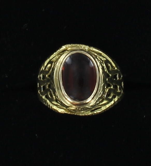 18KTY CABICHON GARNET RING