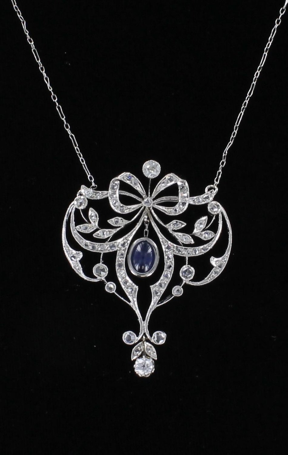 18KT SAPPHIRE AND DIAMOND BOW NECKLACE CIRCA 1920