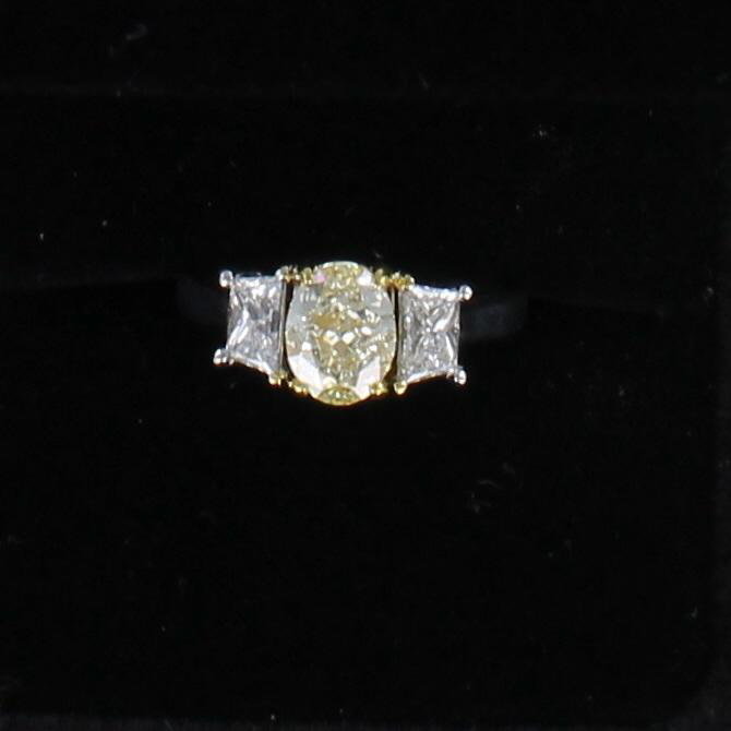 18KT/T 1.52 CT LIGHT FANCY YELLOW OVAL DIAMOND ENGAGEMENT RING