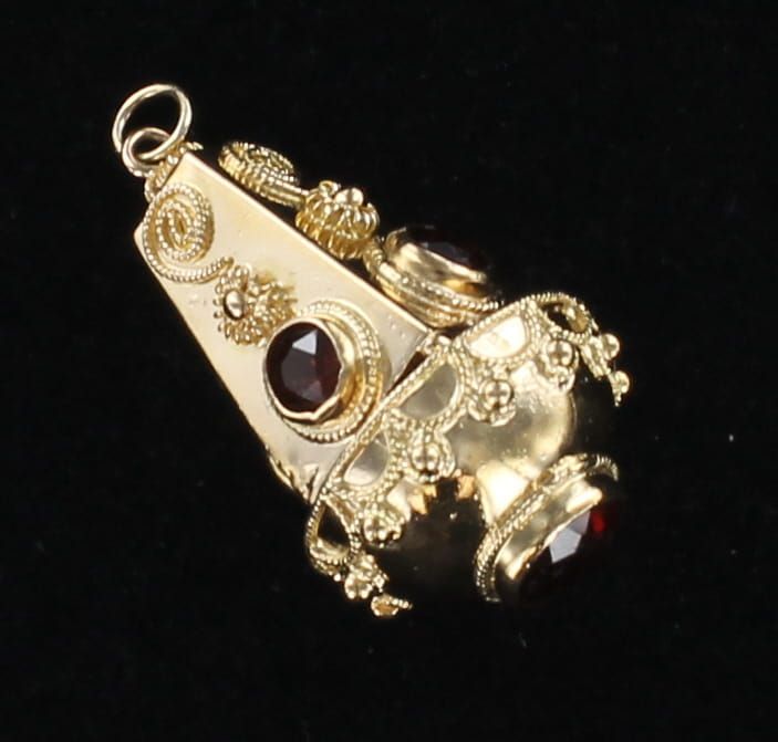 18KTY GARNET ETRUSCAN FOB