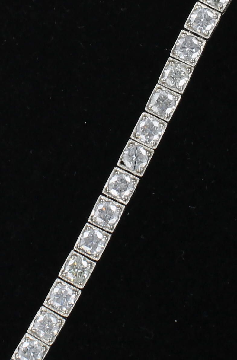 PLATINUM 10.5 CT TW DIAMOND BRACELET, CIRCA 1930