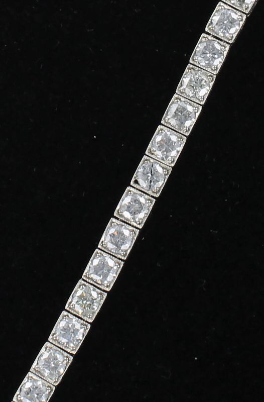 PLATINUM 10.5 CT TW DIAMOND BRACELET, CIRCA 1930