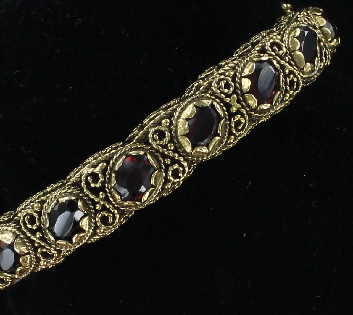 14KTY GARNET BRACELET, CIRCA 1960