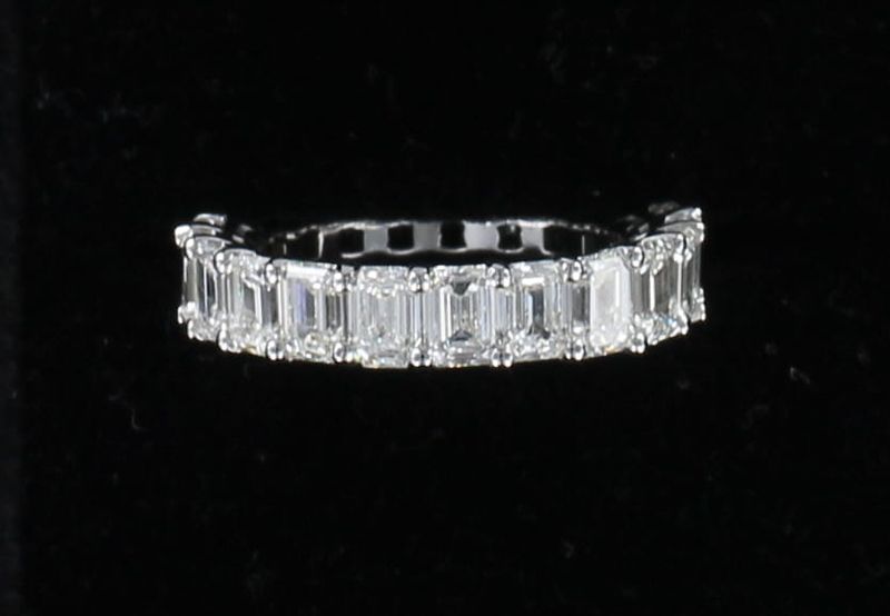 14KTW EMERALD CUT DIAMOND ETERNITY BAND, SZ 6