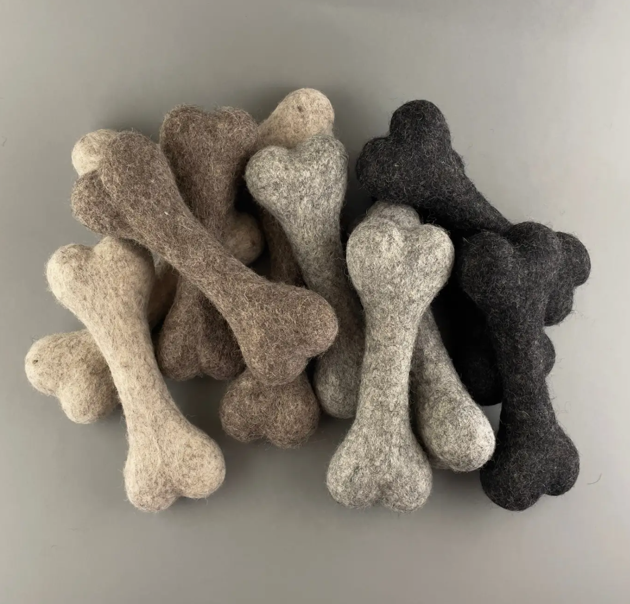 Hundespielzeug aus gefilztem Wollknochen