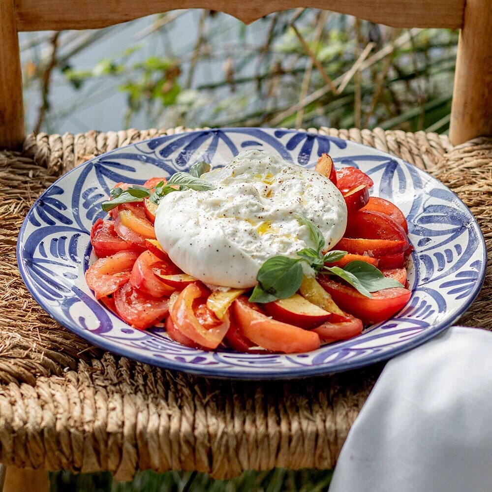 Ensalada de burrata, tomate y tapenade