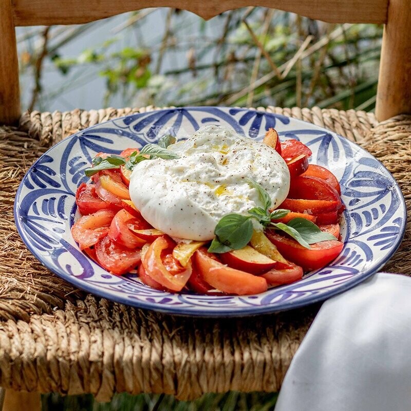 Ensalada de burrata, tomate y tapenade